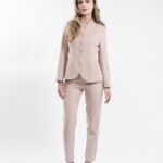 Costum nude cu sacou cambrat si guler tunica