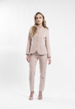 Costum nude cu sacou cambrat si guler tunica