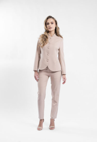 Costum nude cu sacou cambrat si guler tunica