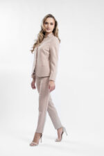 Costum nude cu sacou cambrat si guler tunica - imagine 5