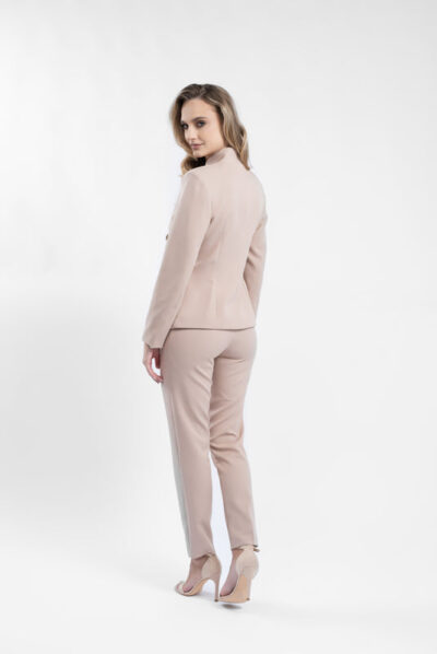 Costum nude cu sacou cambrat si guler tunica - imagine 2