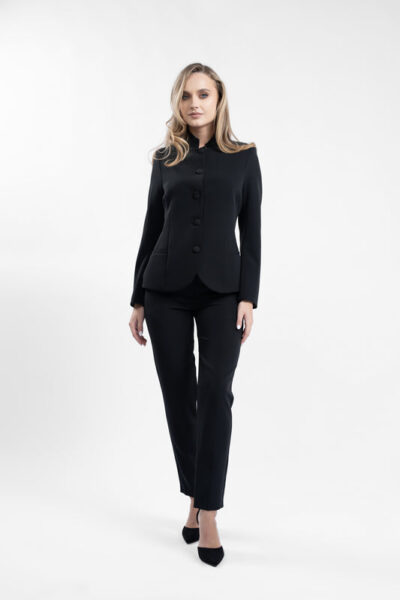 Costum negru cu sacou cambrat si guler tunica