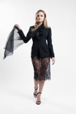 Sacou cambrat cu esarfa din matase