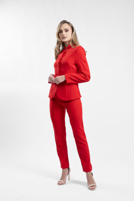 Costum rosu cu sacou cambrat si guler tunica