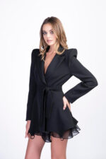 Rochie stil sacou cu inele, volane și umeri supradimensionati