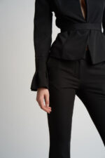 Costum elegant din doua piese cu sacou petrecut si pantaloni evazati - imagine 4