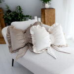 Monarh Velvet Bow Pillow – editie limitata