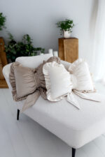 Monarh Velvet Bow Pillow – editie limitata