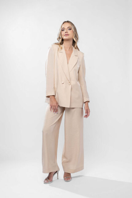Costum cu pantalon si sacou lejer
