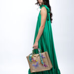 Geanta din rafie cu broderie si accesorii manuale