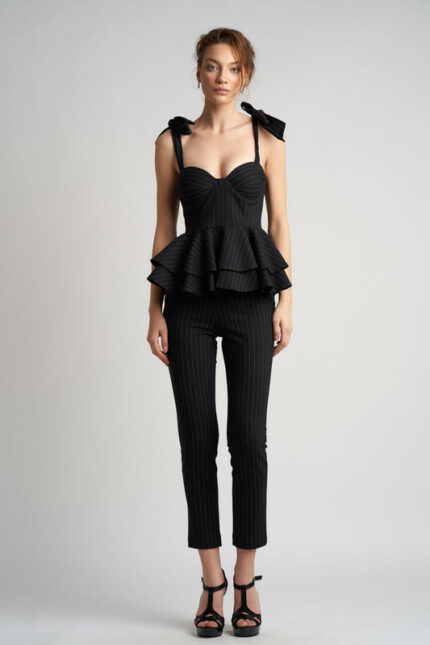 Compleu  cu dungi fine si volane arhitecturale - imagine 5