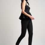 Compleu  cu dungi fine si volane arhitecturale