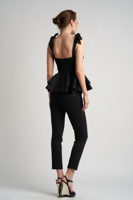 Compleu  cu dungi fine si volane arhitecturale - imagine 2