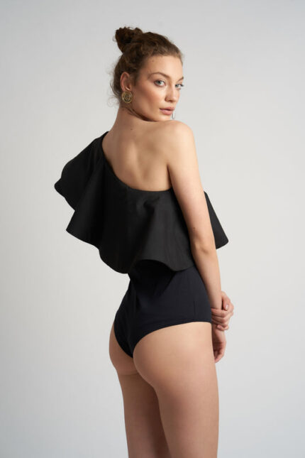 Body cu un umar gol și volan dramatic - imagine 2