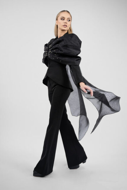 Sacou cu funda supradimensionata si trena din organza