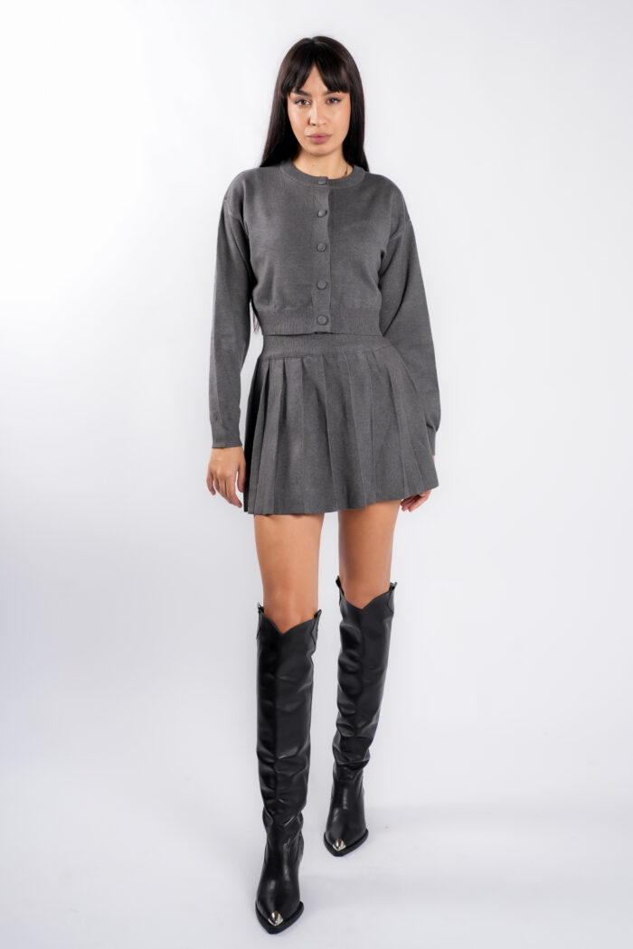 Compleu Dark Grey cu fusta plisata - imagine 2