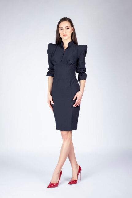 Rochie cambrata cu umeri structurati si detalii tip corset