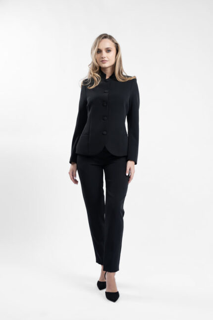 Costum negru cu sacou cambrat si guler tunica