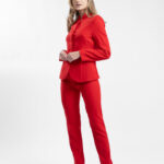 Costum rosu cu sacou cambrat si guler tunica