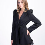 Rochie stil sacou cu inele, volane și umeri supradimensionati