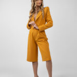 Sacou scurt cu umeri structurati